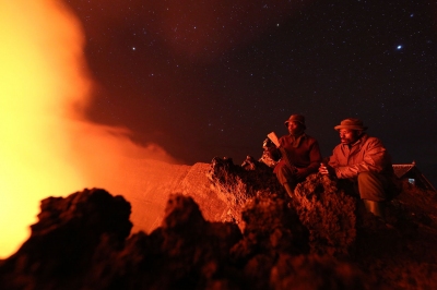 Ranger bewundern die Lava am Nyiragongo Crater im Virunga NP (MONUSCO Photos)  CC BY-SA 
Informations sur les licences disponibles sous 'Preuve des sources d'images'